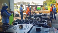 Para delegasi Zimbabwe dan Angola itu meninjau kereta api produk PT Industri Kereta Api (INKA).