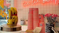 Setiap gerai Mad Pops memang tidak terlalu luas. Hanya saja hiasan penuh neon di dalamnya, dengan berbagai es krim kekinian membuatnya jadi spot yang Instagrammable. Foto: Instagram Mad Pops