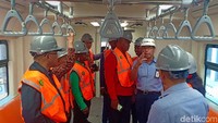 Para delegasi Zimbabwe dan Angola mengecek fasilitas kereta yang diproduksi PT Industri Kereta Api (INKA).