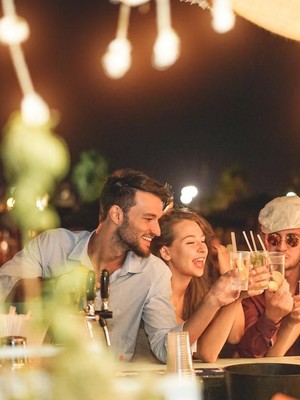 Cara Merayakan Tahun Baru Berdasarkan Zodiak: Kamu Tim Party atau Refleksi?