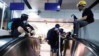 Para demonstran menggelar aksi unjuk rasa di Stasiun Metro Yuen Long, Hong Kong pada Rabu (21/8/2019). Thomas Peter/Reuters.