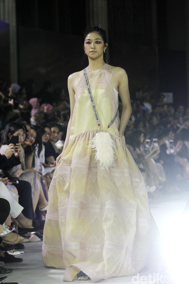 Fashion show tunggal Sapto Djojokartiko yang terinspirasi wayang Solo, Jawa Tengah, di Bali Room Hotel Kempinski. Jakarta. [Selasa, 20/08/2019]. Foto: Mohammad Abduh/Wolipop