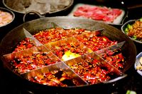 Bebas Gerah! Warga China Makan Hotpot dalam 'Gua Es' Super Dingin