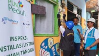 Petugas PLN merapikan jaringan listrik di rumah pelanggan. Istimewa/PLN.