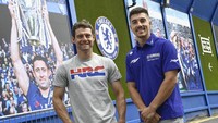 Cal Crutchlow dan Maverick Vinales mengunjungi Stamford Bridge, Rabu (21/8/2019) (Foto: Instagram.com/motogp)