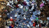 Penampakan tumpukan sampah di Kalibaru, Simpangan Depok, Jawa Barat, Kamis (22/8/2019).