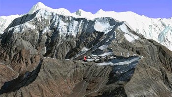 Danau ini terletak di Distrik Chamoli, wilayah Uttarakhand di sebelah utara India yang masuk dalam kawasan Pegunungan Himalaya dan diberi nama Roopkund. Nama ini memiliki arti danau misterius. Foto: Haunted India