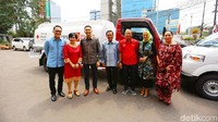 Pentingnya pasokan air bersih di musim kemarau bagi warga masyarakat Palu dan Donggala, Sulawesi Tengah, yang terdampak bencana alam, serta masih menempati pengungsian, mendorong Eka Tjipta Foundation (ETF) menggandeng Himpunan Pengusaha Pribumi Indonesia (HIPPI) menyerahkan batuan mobil tangki kepada Palang Merah Indonesia. Istimewa/Sinarmas.