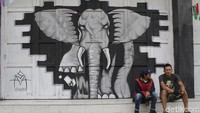 Keadaan itu menggugah Ivan Effendi dan Zen Maeludin untuk mengubah keadaan. Akhirnya tercetus ide mural di aspal dan dinding pada Februari 2019 lalu. (Yudha Maulana/detikcom)