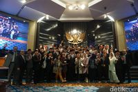 Sidang Paripurna Terakhir DPRD DKI, Adu Pantun hingga Pelukan Anies-Bestari