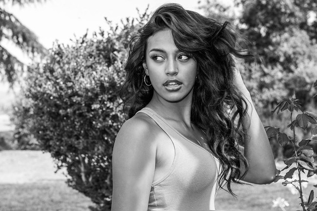 Seorang sumber mengatakan bahwa tidak hubungan cinta di antara mereka berdua. Hanya untuk urusan pekerjaan. Dia hanyalah perempuan yang Jamie Foxx sedang bantu untuk menjadi penyanyi muda, kata sumber tersebut. (Foto: Instagram/@selavave)