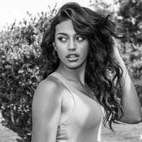 Seorang sumber mengatakan bahwa tidak hubungan cinta di antara mereka berdua. Hanya untuk urusan pekerjaan. Dia hanyalah perempuan yang Jamie Foxx sedang bantu untuk menjadi penyanyi muda, kata sumber tersebut. (Foto: Instagram/@selavave)