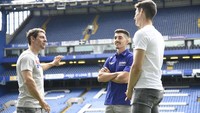 Vinales dan Crutchlow berjumpa dengan Kepa Arrizabalaga di Stamford Bridge. Ketiganya sempat berbincang di markas Chelsea ini  (Foto: Instagram/motogp)