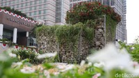 Instalasi batu gabion juga dilengkapi tanaman hias penyerap polutan yang disusun alami. Tanaman ini, menurut Suzi, menggambarkan suasana alam atau natural di tengah metropolitan.
