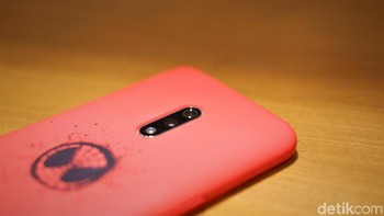 Kamera ganda terpasang di bagian belakang. Kamera utamanya 48 MP menggunakna sensor Sony IMX586 dengan aperture f/1.7. kamera kedua 5 MP. Foto: Adi Fida Rahman/detikINET