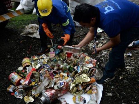 Petugas mengumpulkan sampah di Gunung Everest.