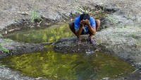 Meski kondisi air keruh, warga masih nampak beraktivitas dengan mengandalkan air di bendungan tersebut.