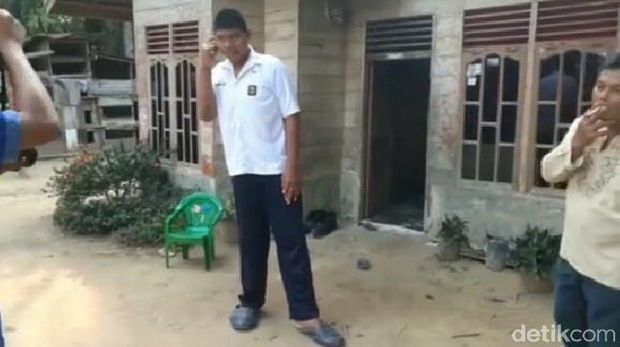 Siswa SMA di Riau Ini Tingginya 2,06 Meter, Kosen Pintu Dibongkar