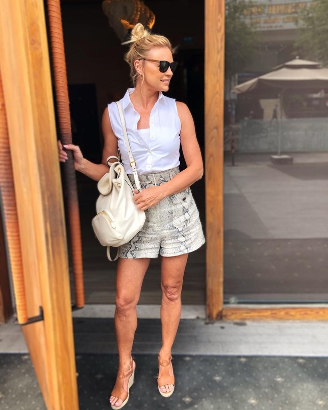 Kerap mendapatkan pertanyaan tentang bagaimana ia menjaga tubuhnya tetap fit di usia lebih dari 50 tahun, membuat Sonia mendirikan perusahaan program diet dan fitnes.  Foto: Instagram @soniakruger