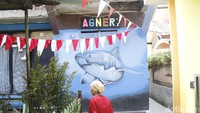 Lambat laun, jadilah Association of Generation Explore X (Agnerx) Street Art. Aktivitas harian pemuda di sana pun dihabiskan dengan aktivitas menggambar mural. (Yudha Maulana/detikcom)