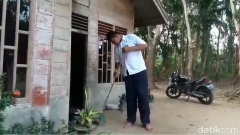 Siswa SMA di Riau Ini Tingginya 2,06 Meter, Kosen Pintu Dibongkar Siswa SMA di Riau Ini Tingginya 2,06 Meter, Kosen Pintu Dibongkar