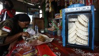 Sesekali Medi beristirahat untuk melepas penat.