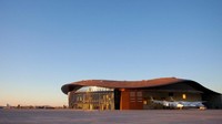 Fasilitas Gateway to Space ini memiliki ruang kontrol, area persiapan untuk pilot dan penumpang yang akan ke luar angkasa, hingga ruang tunggu (Virgin Galactic)