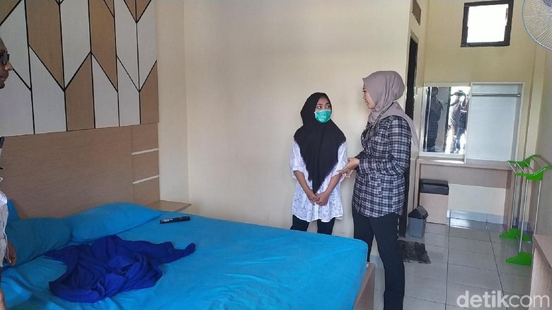 Biduan Dangdut Dibawa Polisi ke Tempat Rekam Seks Gangbang Biduan Dangdut Dibawa Polisi ke Tempat Rekam Seks Gangbang