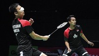 Hendra/Ahsan berhasil menundukkan pasangan Skotlandia Alexander/Adam 21-19 di gim pertama.