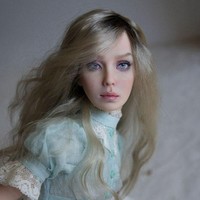 Selain tubuh boneka yang dibuat sangat detail, pakaian mereka pun dikerjakan tak main-main. Setiap boneka tampil dengan busana cantik dari material berkualitas seperti lace, tulle, taffeta hingga sifon yang dipercantik manik-manik serta payet. Foto: Instagram/@lutsenko_dolls