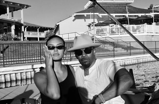 Inilah Sela Vave, penyanyi dan model seksi yang dikabarkan dekat dengan Jamie Foxx setelah hubungan asmara sang aktor dan Katie Holmes berakhir baru-baru ini. Foto hasil jepretan paparazzi memperlihatkan momen Jamie dan Sela terlihat sedang bergandengan tangan di sebuah klub akhir pekan lalu.  (Foto: Instagram/@selavave)