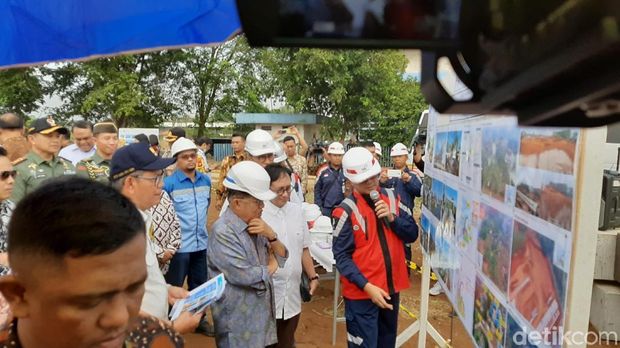 JK mendengarkan pemaparan progres pembangunan kampus, asrama mahasiswa, dan rumah dosen