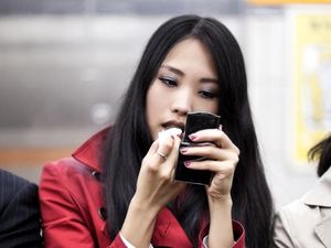 Tak Bersihkan Makeup dengan Baik, Dokter Temukan Tungau Hidup di Bulu Matanya