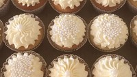 Cupcake bertema bunga dengan warna putih gading ini terlihat classy. Juga bisa memberikan kesan elegan di pesta pernikahan. Foto: Istimewa