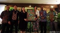 Peluncuran cokelat Ransiki 72% itu selain dihadiri oleh Wakil Gubernur Papua Barat Muhammad Lakotani dan Kepala Bekraf Triawan Munaf, juga dihadiri oleh Bupati Manokwari Selatan, Markus Waran.