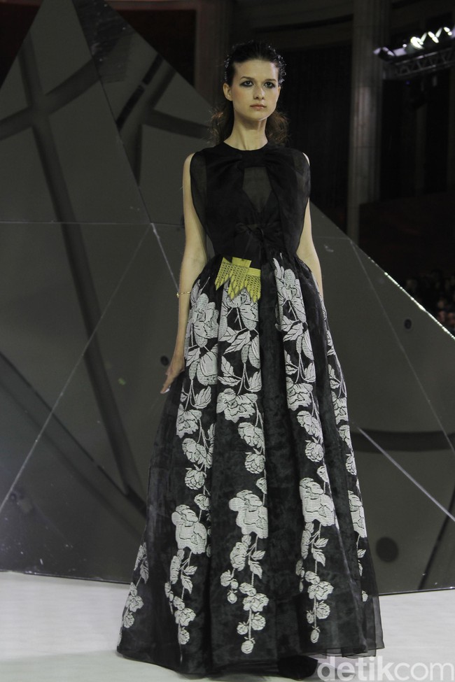 Fashion show tunggal Sapto Djojokartiko yang terinspirasi wayang Solo, Jawa Tengah, di Bali Room Hotel Kempinski. Jakarta. [Selasa, 20/08/2019]. Foto: Mohammad Abduh/Wolipop