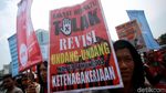 Aksi Buruh Tolak Revisi UU Ketenagakerjaan di Depan DPR