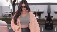 Kim Kardashian juga dikenal jarang sekali tampil mengenakan bra di kesehariannya tersebut. Dok. Instagram/kimkardashian