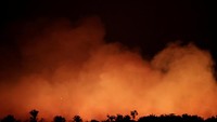 Langit di hutan Amazon terlihat bersinar kuning kehitaman meski tak ada lampu yang menyala. Hal itu disebabkan kebakaran parah di hutan Amazon. (Foto: REUTERS/Ueslei Marcelino)