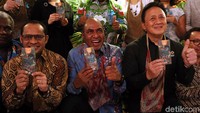Wakil Gubernur Papua Barat Muhammad Lakotani bersama Kepala Badan Ekonomi Kreatif (Bekraf), Triawan Munaf hadiri peluncuran cokelat asli Indonesia, Ransiki 72%, Jakarta, Kamis (22/8/2019).