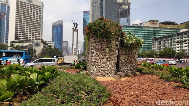 Instalasi gabion kini mempercantik kawasan Bundaran HI. Ada tiga bronjong berisi tumpukan batu karang yang dipercantik tanaman hias.