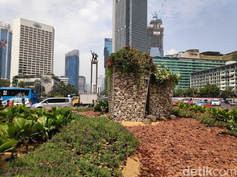 Getah Getih Berakhir, Kini Instalasi Batu Gabion Hadir di Bundaran HI Getah Getih Berakhir, Kini Instalasi Batu Gabion Hadir di Bundaran HI