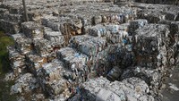Sampah ini dimpor oleh sejumlah pabrik kertas untuk bahan baku kertas baru.