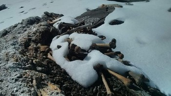 Adapun cerita dari legenda lokal menyatakan mereka adalah raja dan istrinya yang hamil, Rani Balampa, bersama para pelayan dan penari, yang berziarah ke kuil dewi Nanda Devi. Kemudian datanglah badai dan batu besar berjatuhan sehingga mereka semua meninggal dunia. Foto: Haunted India