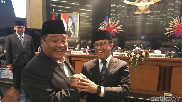 Sidang Paripurna Terakhir DPRD DKI, Adu Pantun hingga Pelukan Anies-Bestari