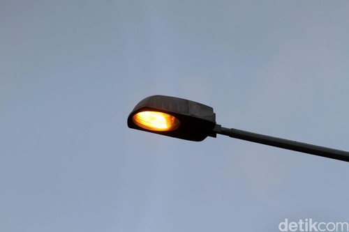 Sejumlah petugas tengah mengganti lampu penerangan jalan di Jalan Cut Mutia, Bekasi, Kamis (22/8/2019). Lampu jalan tersebut diganti dengan LED.