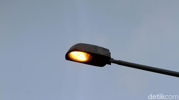 Sejumlah petugas tengah mengganti lampu penerangan jalan di Jalan Cut Mutia, Bekasi, Kamis (22/8/2019). Lampu jalan tersebut diganti dengan LED.