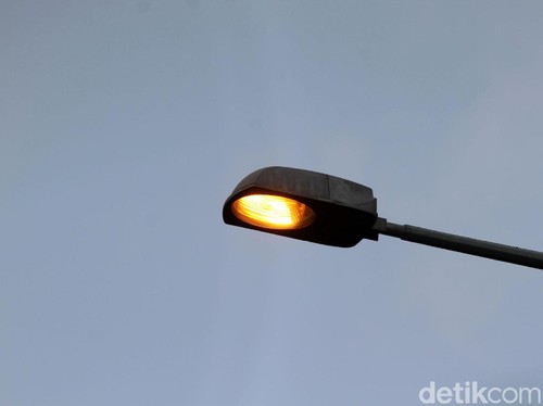 Sejumlah petugas tengah mengganti lampu penerangan jalan di Jalan Cut Mutia, Bekasi, Kamis (22/8/2019). Lampu jalan tersebut diganti dengan LED.