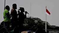 Sejumlah orang melakukan orasi saat menggelar aksi di kawasan Istana Merdeka Jakarta.
