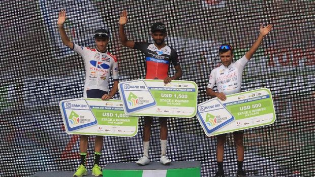 Thomas Lebas (kiri) berhasil jadi juara Tour d'Indonesia 2019.